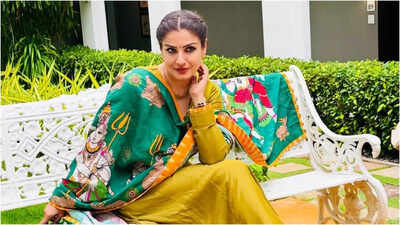 Raveena Tandon seeks divine blessings at Meenakshi Amman Temple, shares spiritual photos | Hindi Movie News