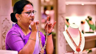 Gold crosses Rs 1.02L/10gm to hit new high