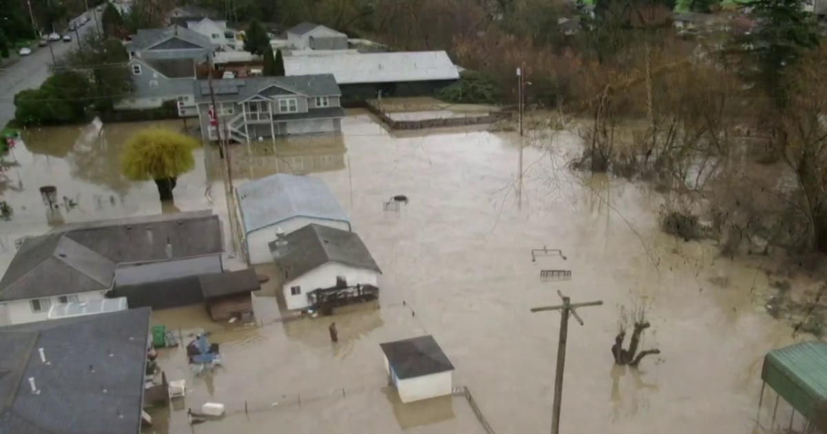 Race to rescue people trapped in Washington floods