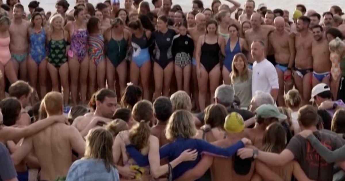Beachgoers observe minute’s silence for Bondi victims