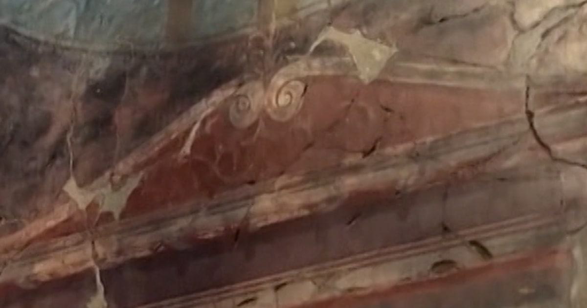 Archaeologists reveal ancient frescoes at Pompeii villa
