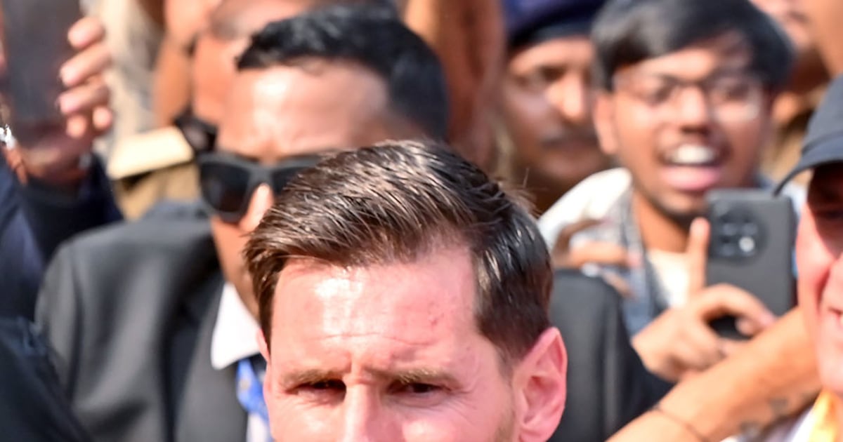 Angry fans invade field in India after Messi appearance