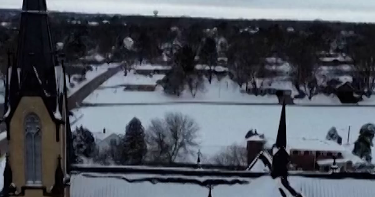 Powerful winter storm blankets Illinois city in snow