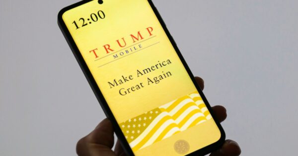 Democratic lawmakers urge FTC to investigate Trump phone