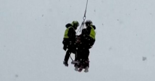 Lindsey Vonn crashes in last ski race before Olympics