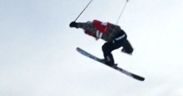 Freeskier loses ski mid-air but sticks the landing