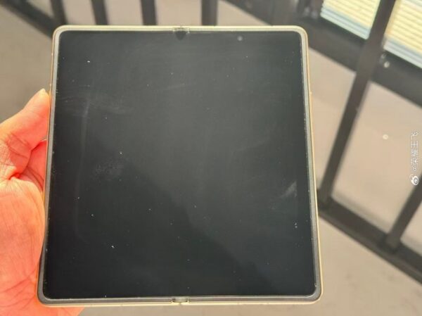 Honor exec showcases Magic V6’s crease-less display