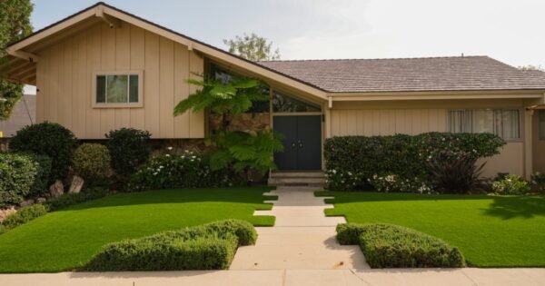 ‘Brady Bunch’ house gets historic status in L.A.