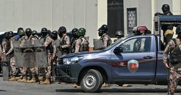 Protesters storm and batter U.S. consulate in Pakistan