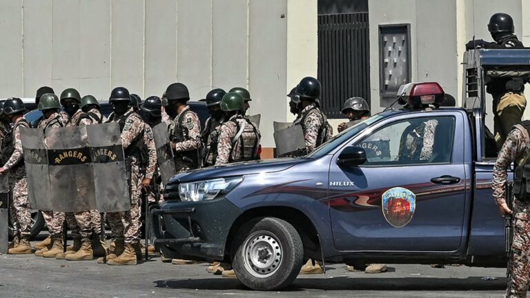 Protesters storm and batter U.S. consulate in Pakistan