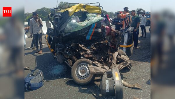 10 dead, 3 injured as van crashes into cement mixer on Thane bridge | Thane News