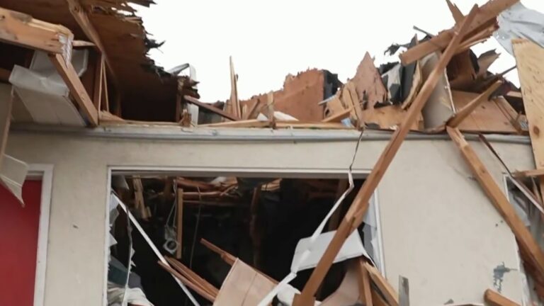 Dangerous tornadoes rip across Midwest 