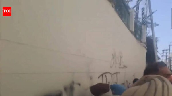 Watch: AAP workers write ‘Gaddar’, burn effigy outside Rajya Sabha MP Rajinder Gupta’s house after he joins BJP | India News