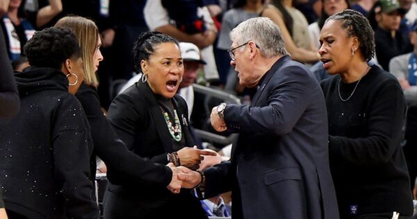 Geno Auriemma apologizes for Final Four dustup with Dawn Staley