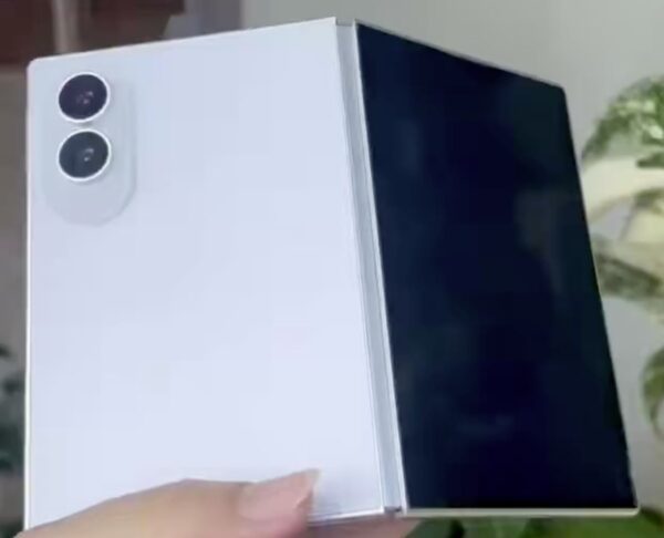 Samsung Galaxy Z Fold Wide dummy appears in hands-on video