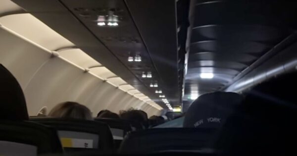 Pilot makes emotional announcement on his final Spirit flight